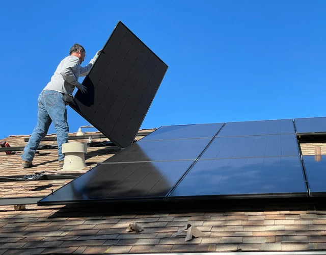 image pose de panneaux solaires sur le toit d'une maison