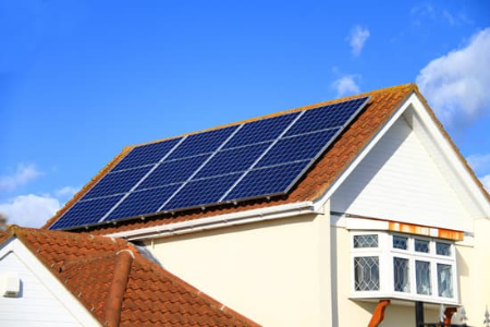 image maison avec panneaux solaires hybrides sur le toit