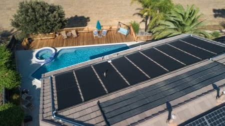 image panneaux solaires hybrides et piscine